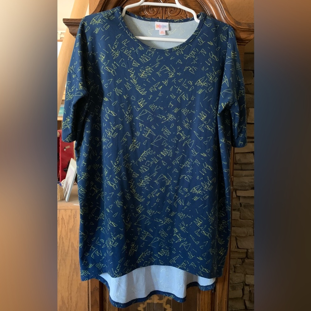 LuLaRoe Irma High Low Navy Print top tee size XS